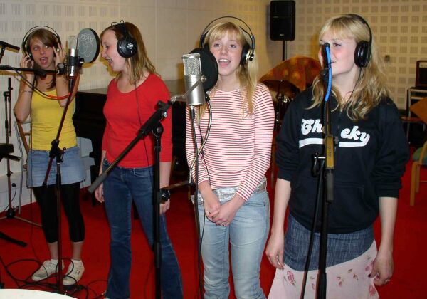 Line, Nanna, Maja og Thea synger i studie