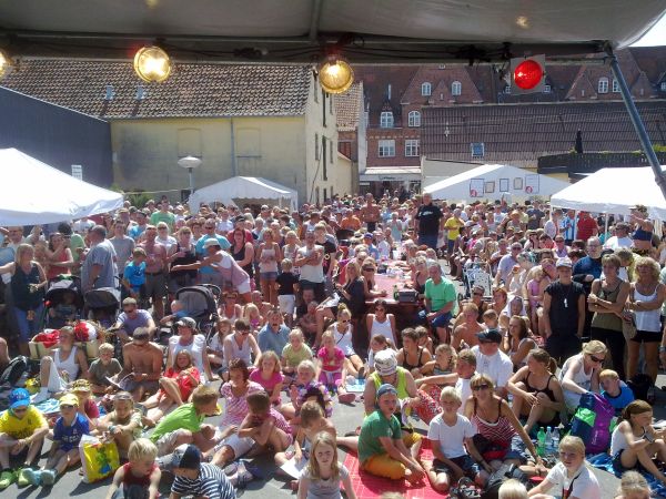 Tirsdag d. 27 juli 2010, Centralgården dagen før Langelandsfestival åbner officielt.