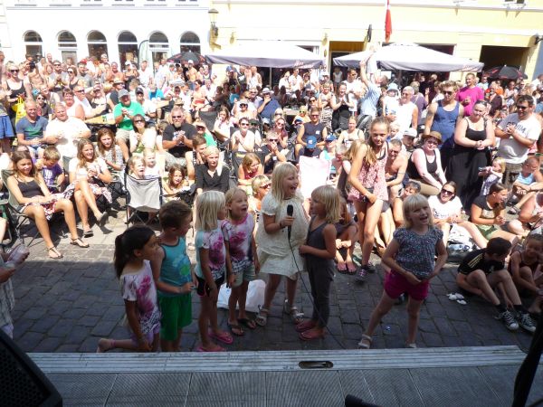 Langelandsfestival 2014 - Torvet med mange børn 003