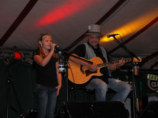 Maria-Louise og Tom Duke-box p&aring; Bellah&oslash;j Kr&aelig;mmermarked 2008