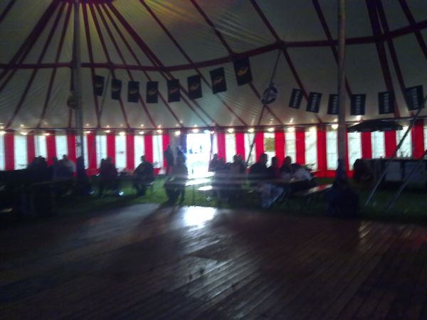 En meget meget stille torsdag d. 9 september 2010 kl. 18:00 på Bellahøj Kræmmermarked, tak til jer der trods alt dukkede op - I er så seje!