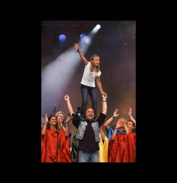 Kor, Tom Duke-box og Maria-Louise p&aring; Toms skuldre &aring;bning af Langelandsfestivalen 2008