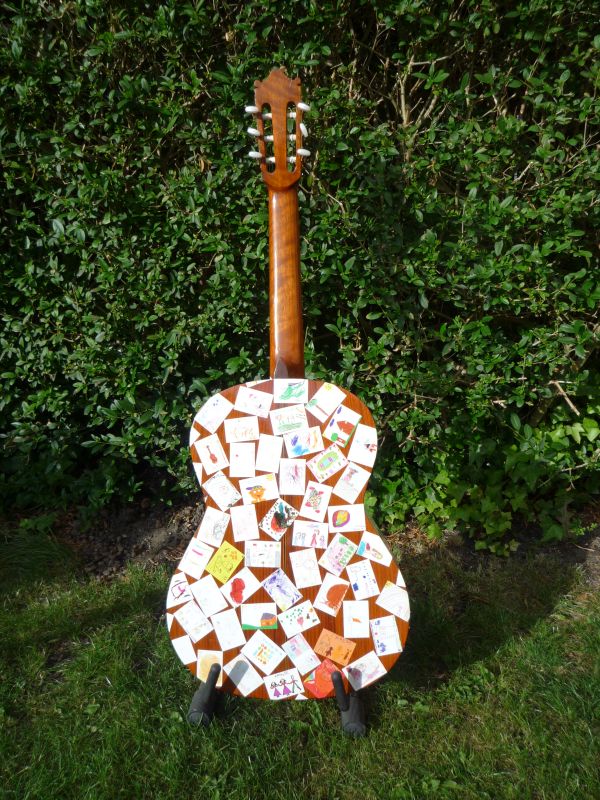 Guitar foran h&aelig;k bagside
