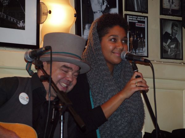 Tom Duke-box og Malaika griner på trykbar